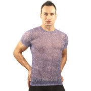 Фиолетовая облегающая футболка с рисунком-ячейками фотография