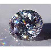 Кубический цирконий Фианит стабилизированная кубическая окись циркония (СКЦ или КЦ) имеет показатель преломления 217-218 т. е. близкий к алмазу 2.42 поэтому на глаз трудно различить эти два минерала. фото
