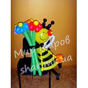 Пчелка с букетиком из воздушных шаров фото