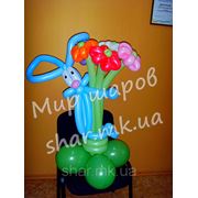 Букет цветов с зайчиком из воздушных шаров фото