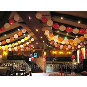 Декор торжественного зала гирляндами из ВОЗДУШНЫХ ШАРОВ . фото