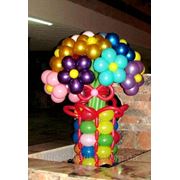 Цветочная клумба из шаров на выпускной. фотография