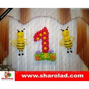 Цифра на полянке с пчелками, фигура из воздушных шаров. Оформление воздушными шарами, детский день рождения, воздушные шары от компании “ШароЛад“ фотография