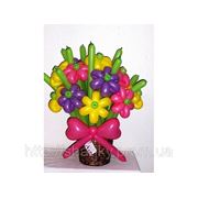 Цветы из шариков в корзине. фотография
