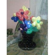 Оригинальный подарок корзина с цветами из шаров фото