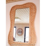 Плетеное зеркало из лозы фотография