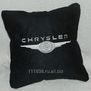 Подушка черная Chrysler вышивка белая фотография
