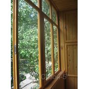 Балконные окна из натурального дерева фотография