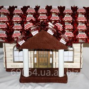 Дом с крыльцом из конфет фотография