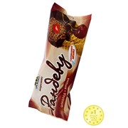 Рандеву, шоколадное с вишней в вафельном рожке фотография