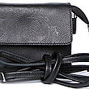 Очень небольшая женская черная кожаная сумочка фото