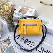 Женская сумка 16 х 10 х 25 см с замочками и ремешком желтая фото