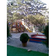 Детская площадка на территории отеля, песочница, детская горка, скамейки для отдыха, Крым, Новый Свет фото
