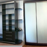 Шкафы-купе с открытыми полками и дверьми из белого матированного стекла фото