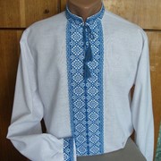 Белая с голубым мужская вышиванка фото