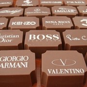 Конфеты шоколадные ручной работы с логотипом компании фото