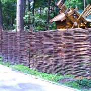Забор для дачи, тын из лозы и орешника фото