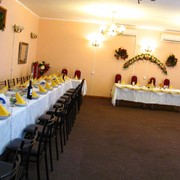 Свадебный зал на 150 человек. Все виды услуг для проведения свадеб, банкетное меню, европейской и украинской кухни. Тамада, живая музыка. фото