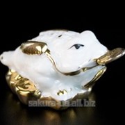 Фарфоровая фигурка / Жаба Трёхлапая с монетой / белая n08052 фото