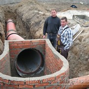Монтаж системы канализации в промышленной теплице фотография
