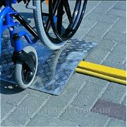 Пандусовый мостик для инвалидных колясок фото
