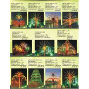 Пальмы фонтаны кактусы декоративные осветительные разного цвета. фото