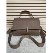 Женская сумка сэтчел 28 х 10 х 18 см с широким ремешком с надписями через плечо светло-кофейная фото