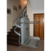 Подъемники для инвалидов. Наклонная платформа для криволинейных лестниц Supra от ThyssenKrupp Elevator фото
