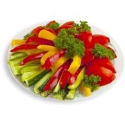 Ассорти из свежих овощей и зелени (помидоры, огурцы, перец, лук) фотография