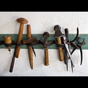 Инструмент для ремонта обуви: клещи молотки шило крючки дыроколы пробойники ножи растяжки лапы и многое другое фото