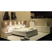Кровать Vito white (SBA Литва) Кровать с ажурным рисунком «шелкография» в изголовье который придает кровати свежий и современный вид. Прикроватные тумбочки и комоды снабжены европейской системой доводки.