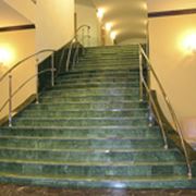 Лестницы с каменными ступенями фотография