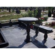 Надгробные плиты цветники подставки вазы столы с лавками ограды цоколя и прочие изделия из гранита для обустройства мест захоронения фотография