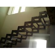 Лестницы на ломаных косоурах фото
