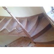 Лестница деревянная с поворотом на 90 градусов фото