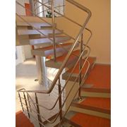 Лестницы на косоурах в Киеве. Компания Scala предлагает широкий выбор лестниц из монолитного железобетона помощь в проектировании и изготовлении таких лестниц. Прямая или поворотная винтовая лестница или эллиптическая тетивная или косоурная модульная фото
