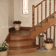 Лестницы на косоурах деревянные фотография