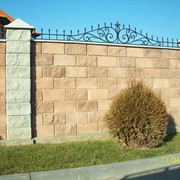 Забор из колотых блоков “Рваный камень“ фотография