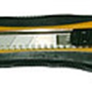 Нож с выдвижным лезвием усиленный 25-0,5 мм 3 лезвия SKRAB 26825