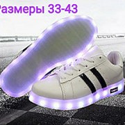 Кроссовки со светящейся подошвой Adidas с USB зарядкой фото