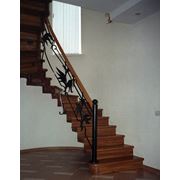 Лестницы деревянные на ступенчатых косоурах фото