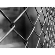 Заборная сетка черная и оцинкованная фотография