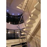 Лестницы на хребтовых косоурах в Киеве. Компания Scala предлагает широкий выбор лестниц из монолитного железобетона помощь в проектировании и изготовлении таких лестниц. Прямая или поворотная винтовая лестница или эллиптическая тетивная или косоурная  фото