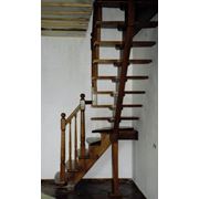 Лестницы деревянные на хребтовых косоурах