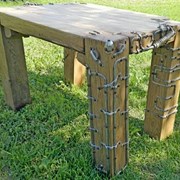 Дубовый столик с декором из металла. фото