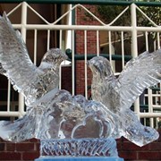 Ледяная скульптура Голуби фото