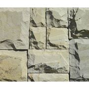 Песчаник светлый резано-рустованный камень природный облицовочный фото