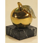 Золотое яблоко. Сувенир из бронзы. фотография