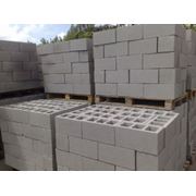 Шлакоблоки - это условное название строительных блоков которые получают так называемым методом вибропрессования бетонного раствора в специальной форме.