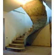 Бетонная гнутая лестница с забежными ступенями фото
